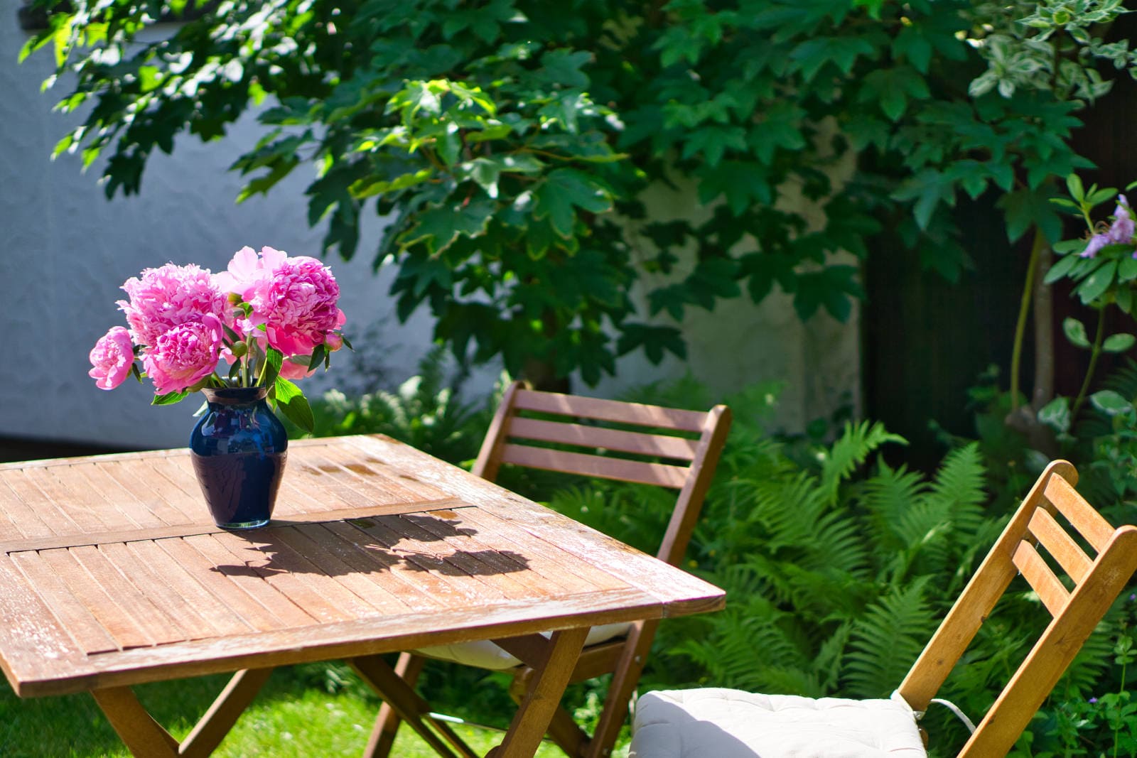 Regensburg Intensivpflege Tisch in Garten mit Pflanzen AIR-Leben
